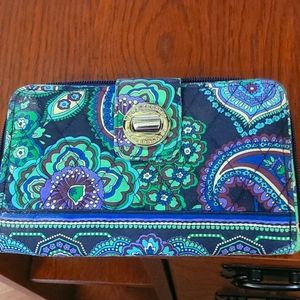 Great Vera B billfold great space